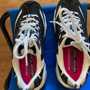 SKECHERS AIR FOAM BLACK AND WHITE SNEAKERS MINT CONDITION